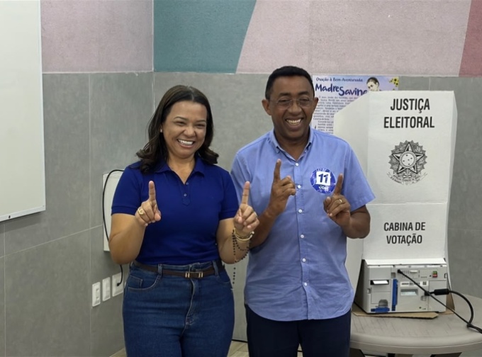 Joel vota acompanhado da esposa, dona Márcia, e ressalta "confiança do povo"