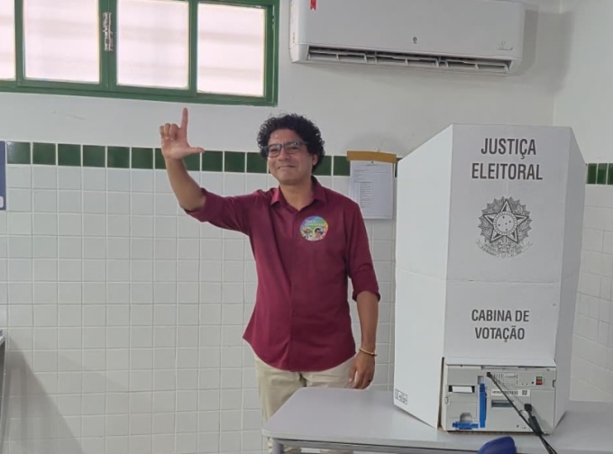 Professor Gisvaldo vota em Teresina e avalia campanha "verdadeira de esquerda"