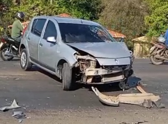 Colisão entre carro de passeio e caminhão munck é registrada em Floriano
