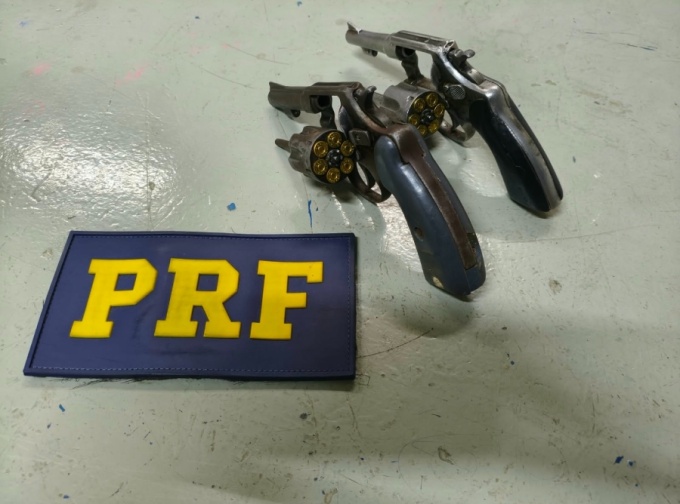 PRF recupera veículo roubado e apreende duas armas de fogo com numeração raspada em Floriano-PI