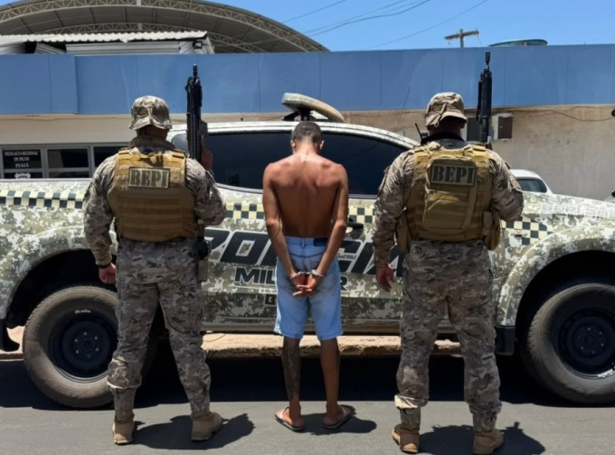 Homem é preso suspeito de tráfico de drogas após tentar esconder sacola em telhado em Picos