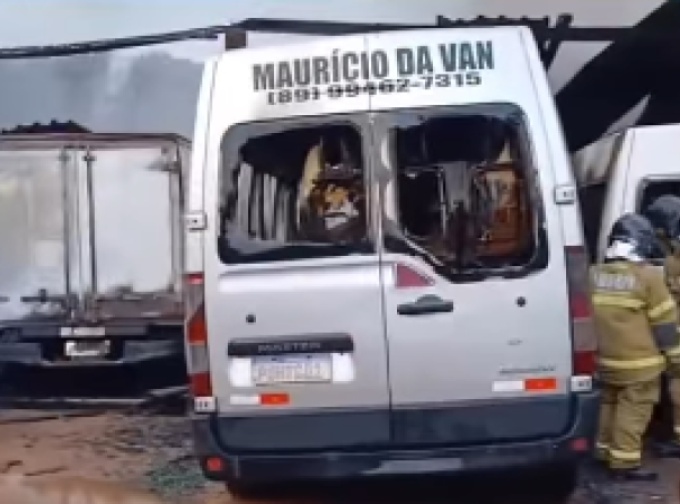 Incêndio atinge oficina mecânica e destrói pelo menos sete vans em Floriano