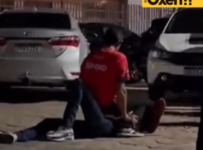 Homem é contido por populares após surto e vandalismo em igreja