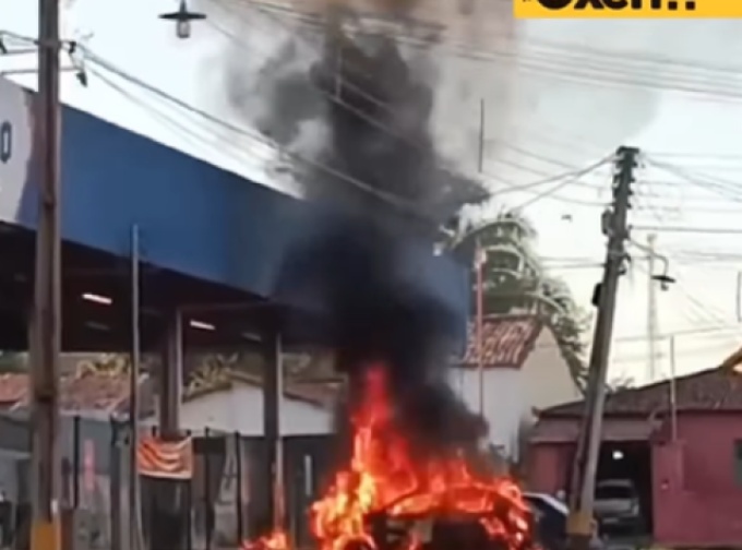 Carro pega fogo em estacionamento de supermercado de Floriano