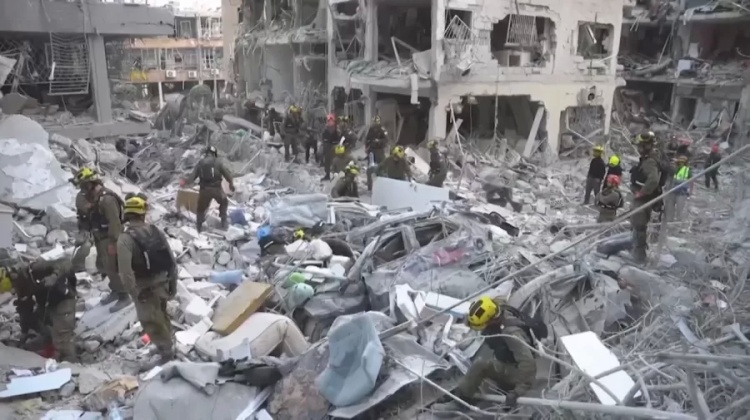 Equipes de resgate em meio aos escombros em Tel Aviv após ataques causados por mísseis do Irã • ISRAELI ARMY HANDOUT
